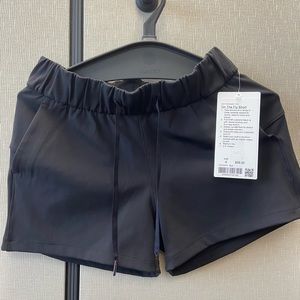 Lululemon On The Fly Short Medium Rise 2.5" inseam